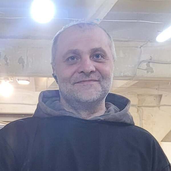 Валентин — старший мастер, краснодеревщик